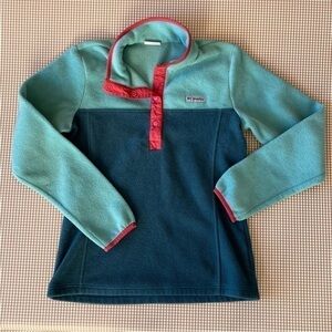 Columbia fleece Pullover sweatshirt.
Women’s medium